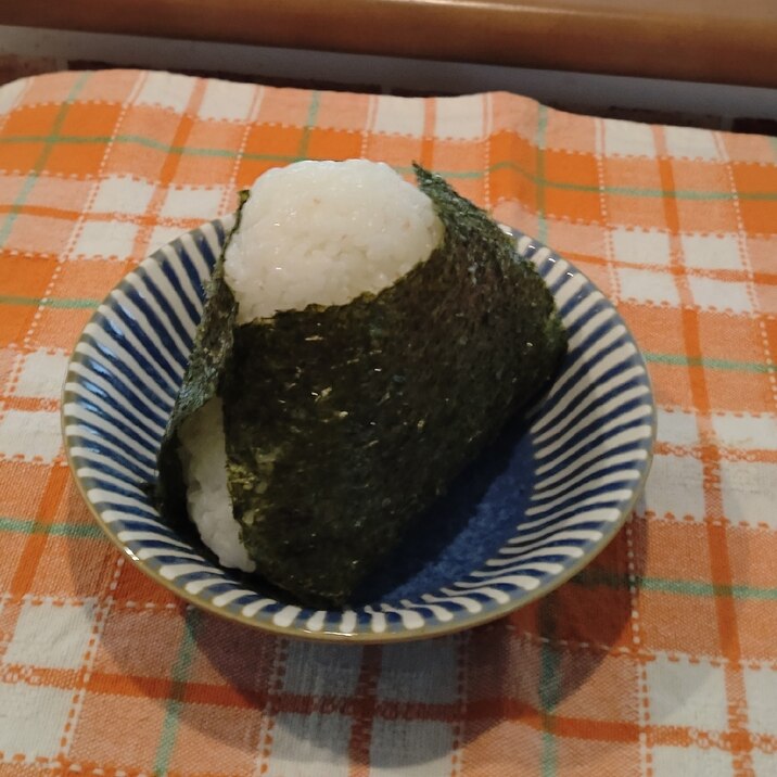蒸し鶏と塩昆布のおにぎり